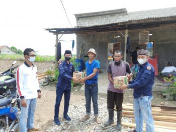 Bantu Korban Puting Beliung, Karang Taruna Berkarya Berikan Sembako Gratis